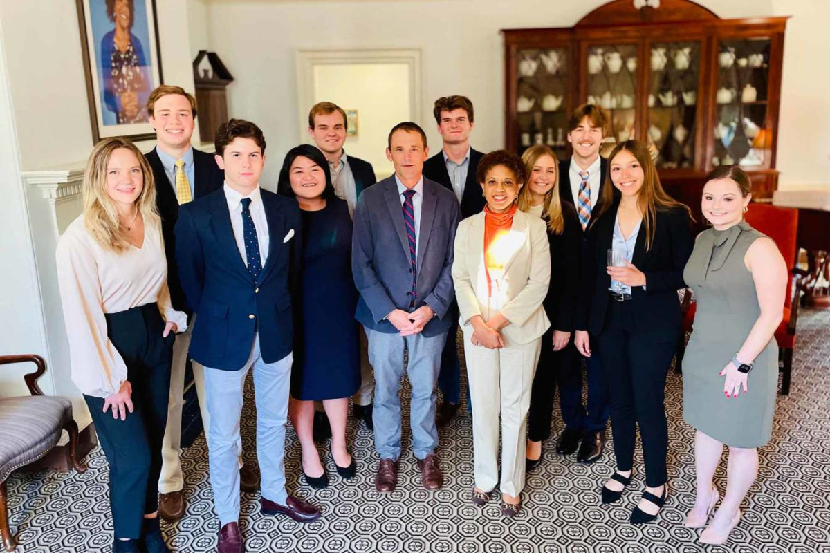 UVA President Jim Ryan poses in a group photo with with University Democrats and College Republicans 